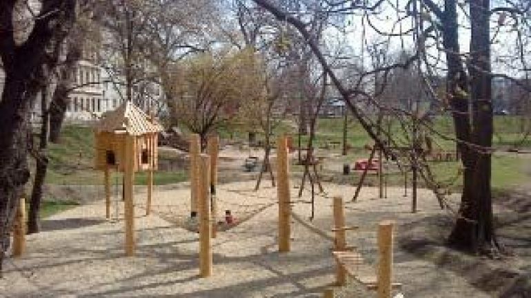 Holzspielplatz unter Bäumen