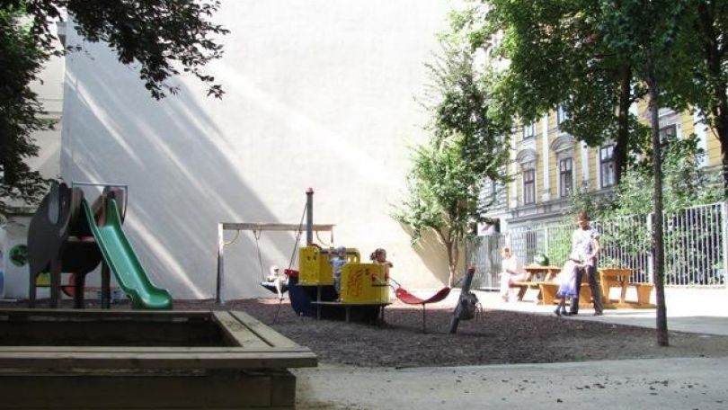 copyright: MA 42 Rutsche und Sandkiste am Spielplatz