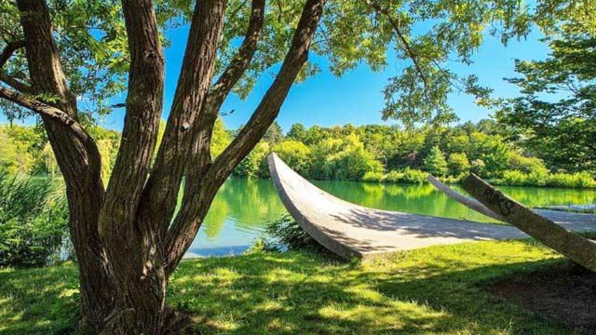 Metallskulpturen an einem Teich