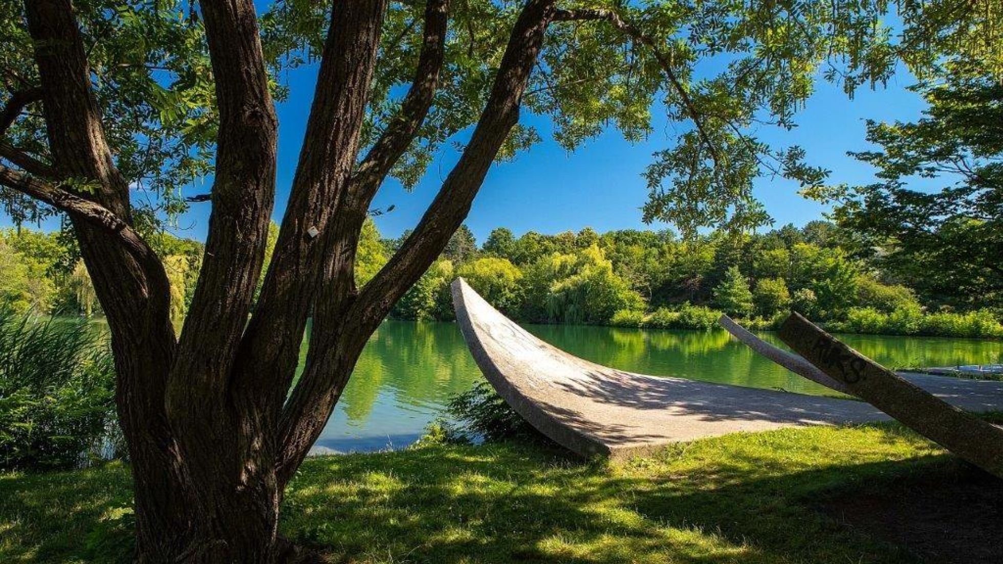 Metallskulpturen an einem Teich