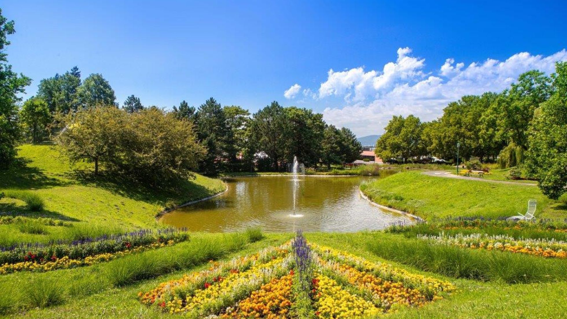 Teich in einem Park mit blühenden Pflanzen