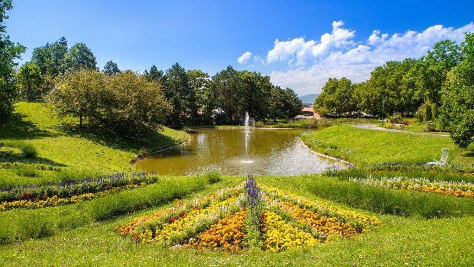 Teich in einem Park mit blühenden Pflanzen