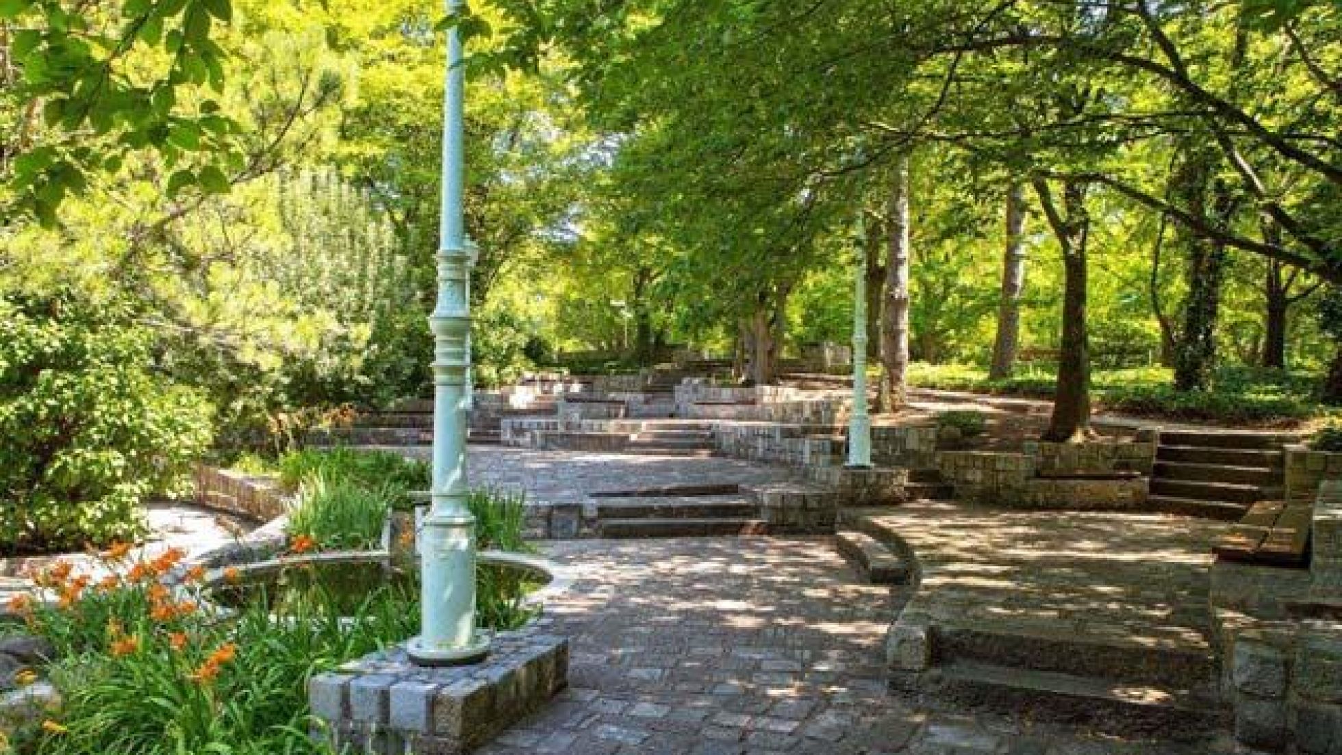 Schattiger Bereich in einem Park mit Laternen