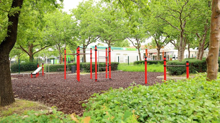 Calisthenics-Anlage in einem Park