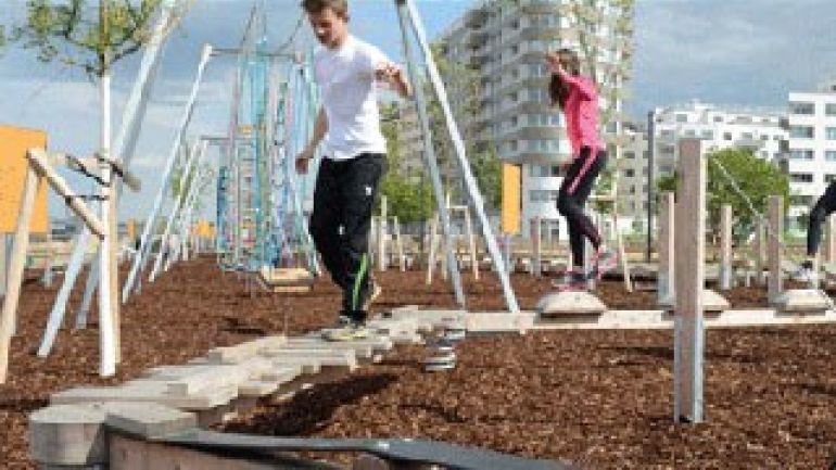 2 Kinder auf einem Balancier-Parcours