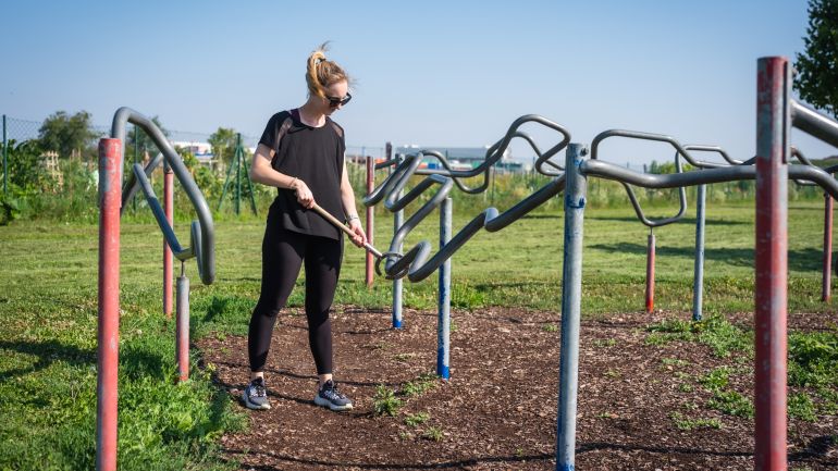 Ein Bub geht durch einen Stangen-Parcours