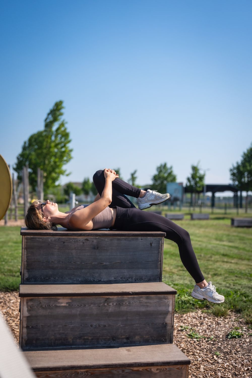 Eine Frau dehnt ihr Bein.