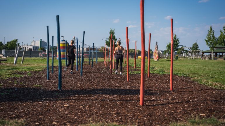 copyright: David Bohmann Ein Mädchen läuft Slalom zwischen Stangen