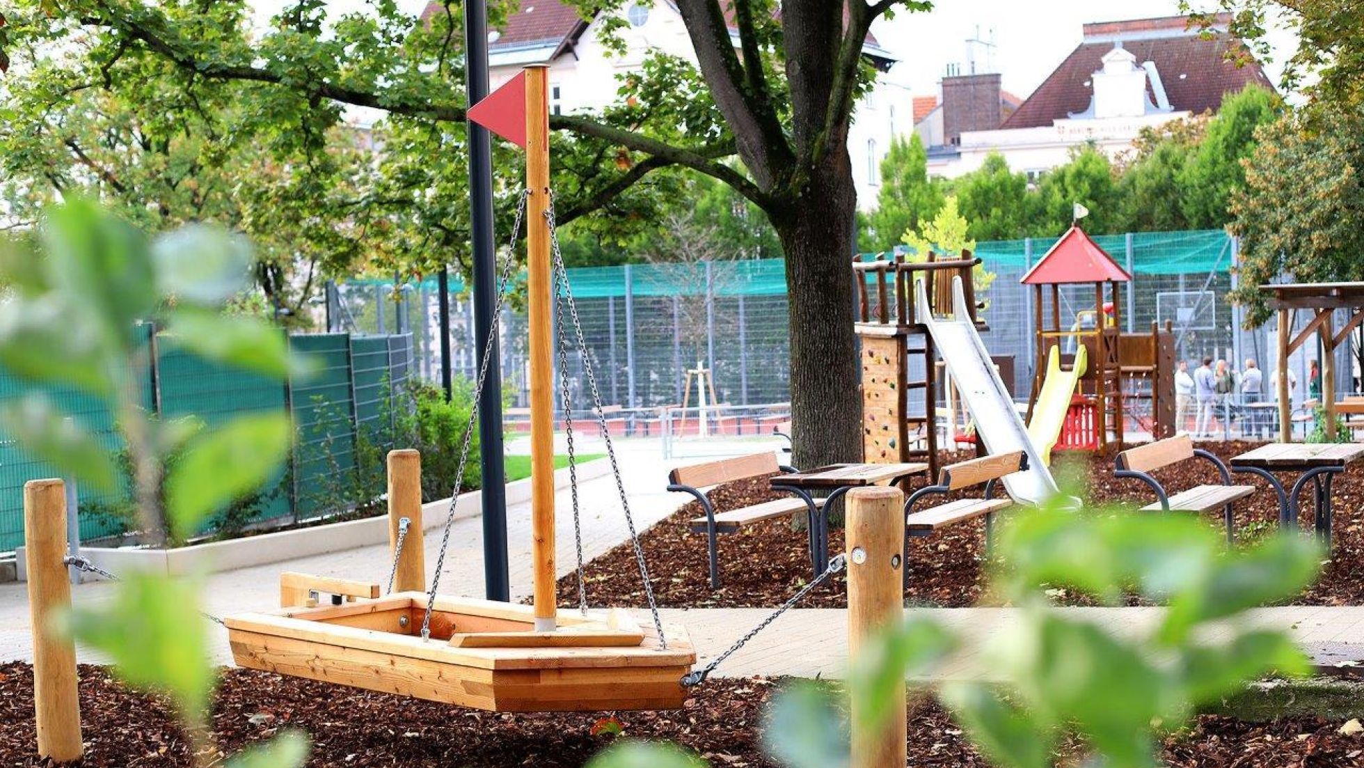 copyright: PID/Votava Holzschaukel in Form eines Schiffes auf einem Spielplatz