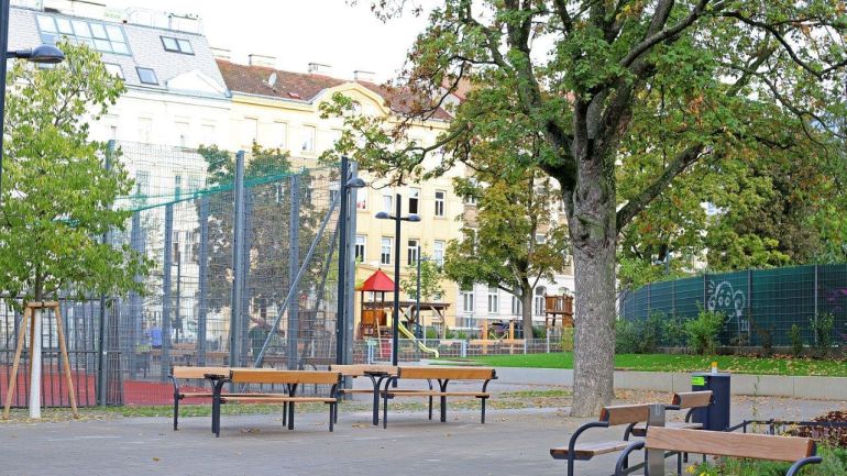 copyright: PID/Votava Ballspielkäfig und Sitzbänke in einem Park