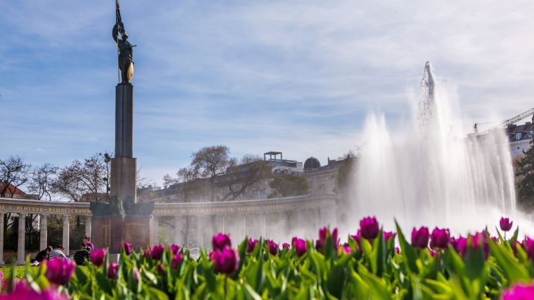 Befreiungsdenkmal und Hochstrahlbrunnen, Tulpenbeet im Vordergrund