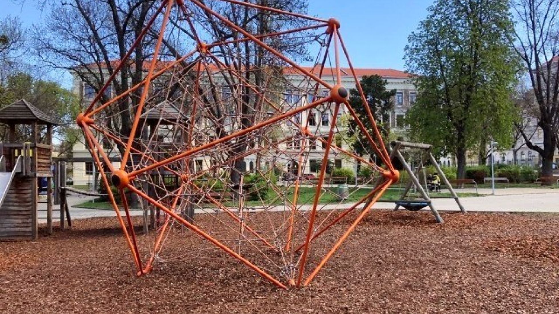 copyright: Wiener Stadtgärten Klettergerüst auf einem Spielplatz