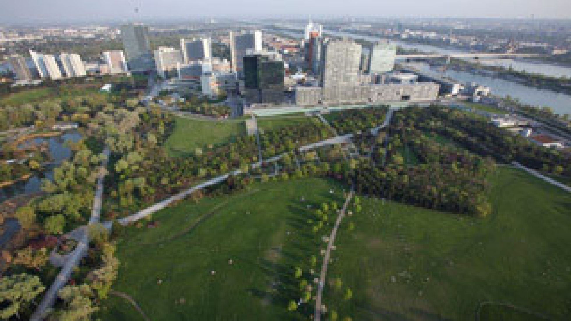 Blick von oben auf einen Park