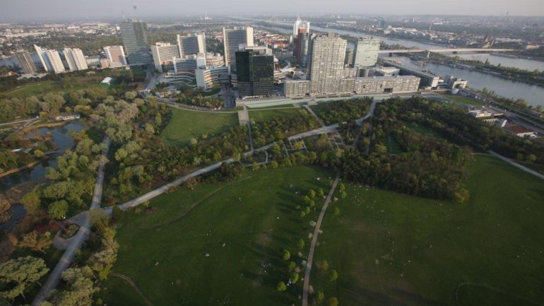 copyright: Souczek Blick von oben auf einen großen Park, daneben Hochhäuser und die Donau