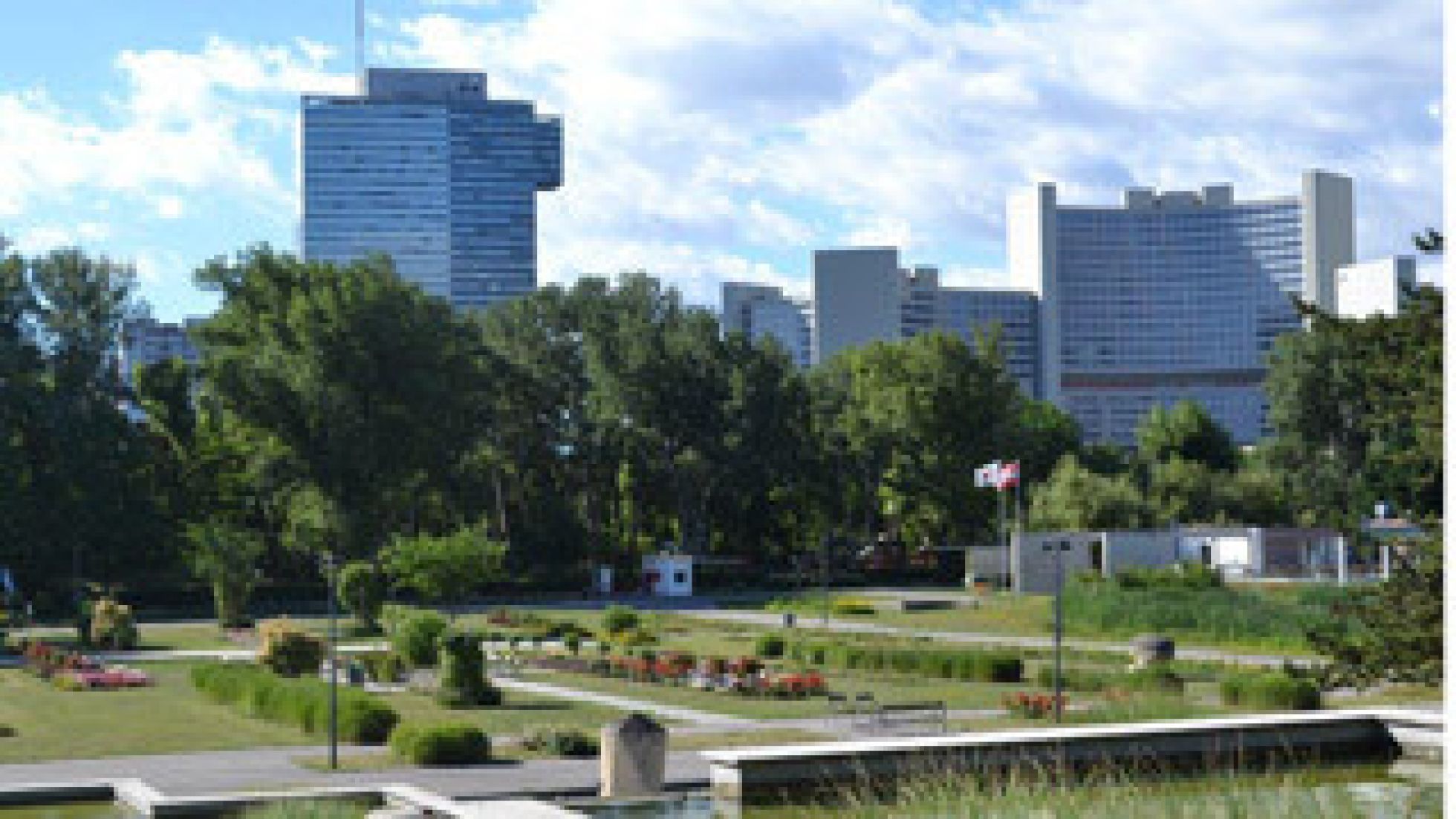 Park mit hohen Gebäuden im Hintergrund