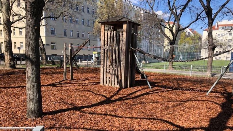 copyright: Wiener Stadtgärten Spielhaus aus Holz auf einem Spielplatz