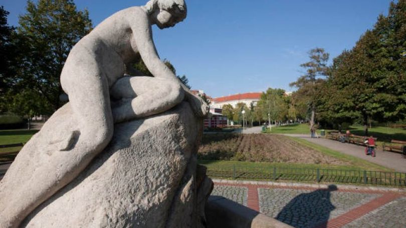 copyright: Lois Lammerhuber Brunnen mit Steinfigur