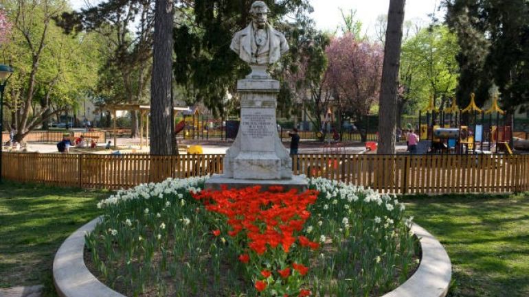 Denkmal mit Blumen im Vordergrund