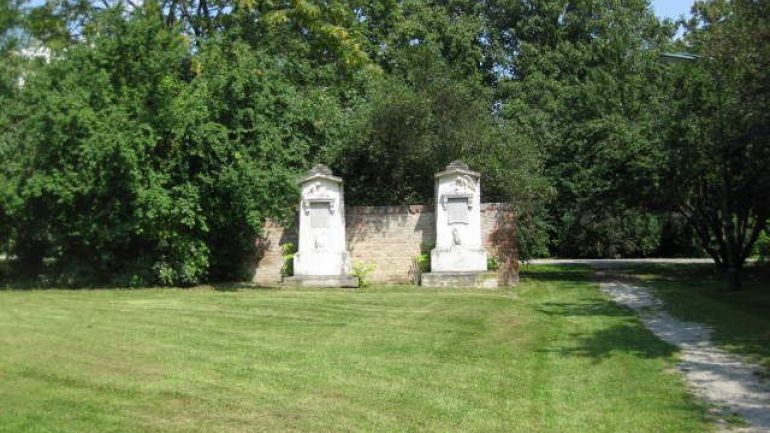 copyright: MA 42 renovierte Grabdenkmäler an einer Ziegelmauer auf einer Wiese