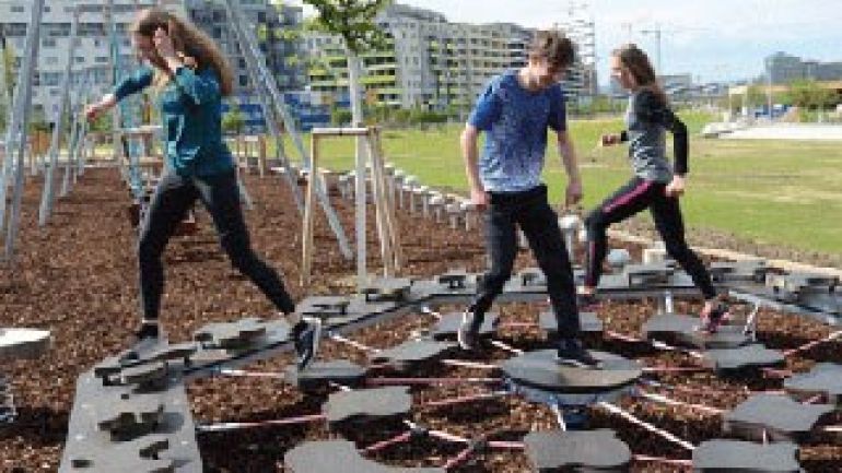 Kinder balancieren auf miteinander verbundenen Platten
