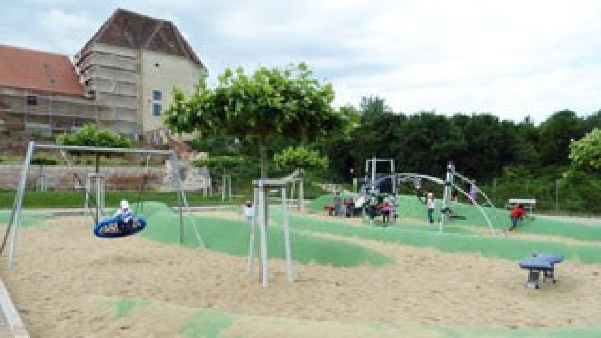 copyright: Wiener Stadtgärten/Futterknecht Spielplatz, im Hintergrund ein Schloss