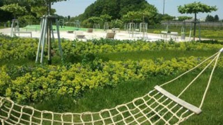copyright: Wiener Stadtgärten/Futterknecht Gartenanlage mit Hängematte im Vordergrund