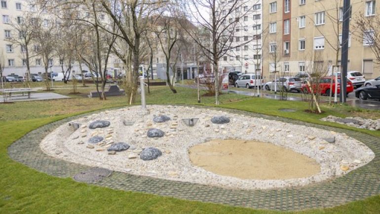 Neuer Park mit Sand und Wasserspiel