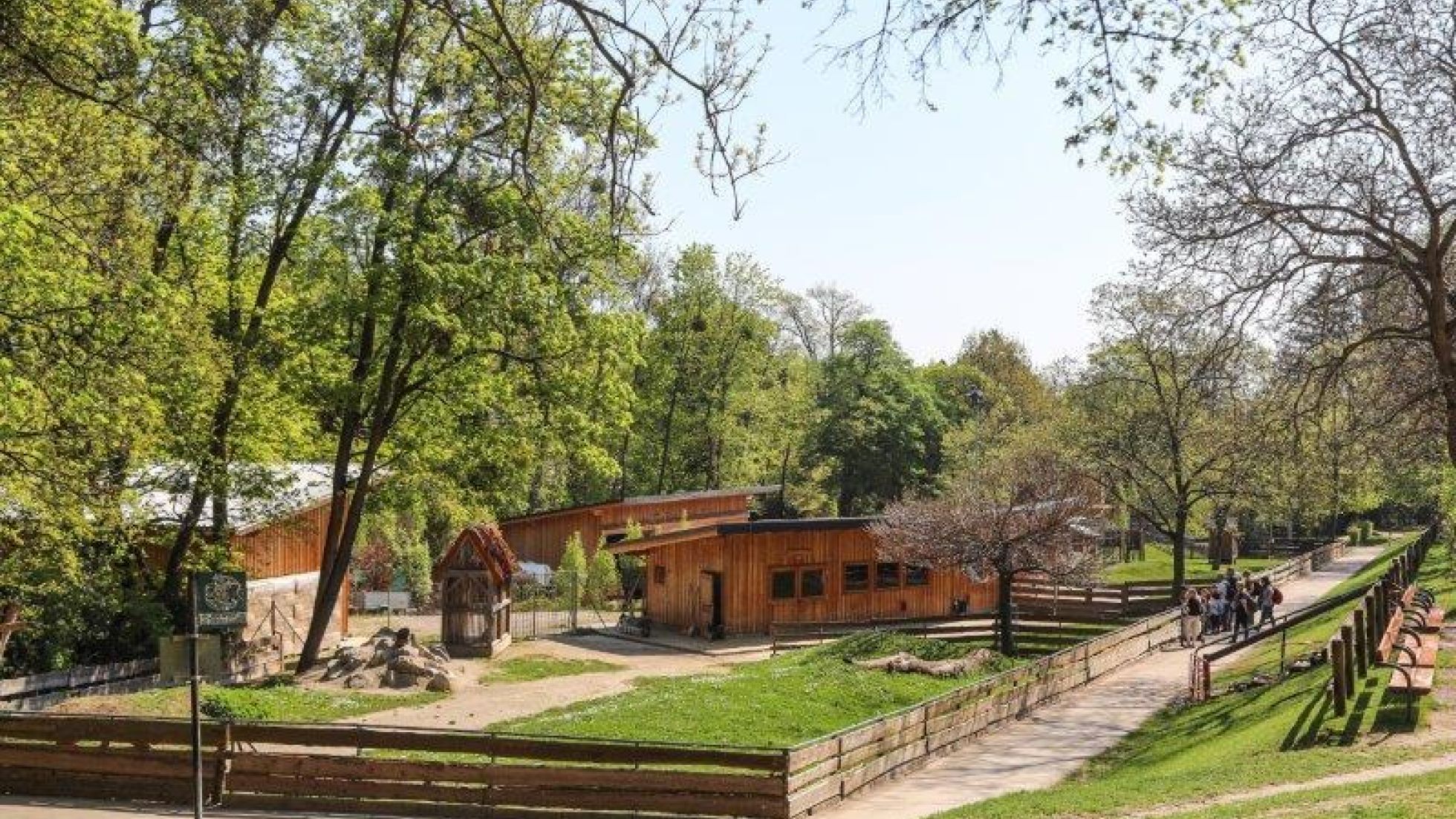 Holzgebäude mit umzäuntem Freigelände