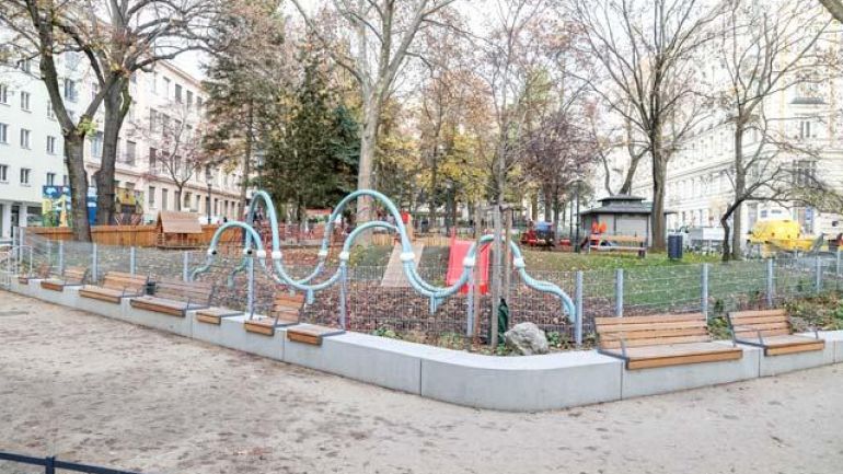 copyright: PID/Fürthner Eingezäunter Spielplatz mit Sitzbänken außen
