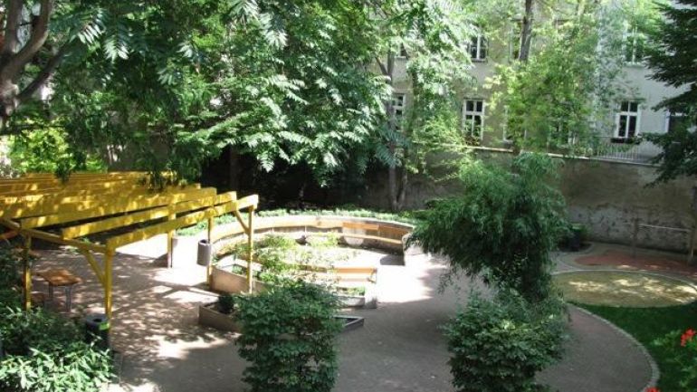 Sitzbänke im Kreis