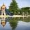 Kleiner See, dahinter Spielturm mit Rutsche