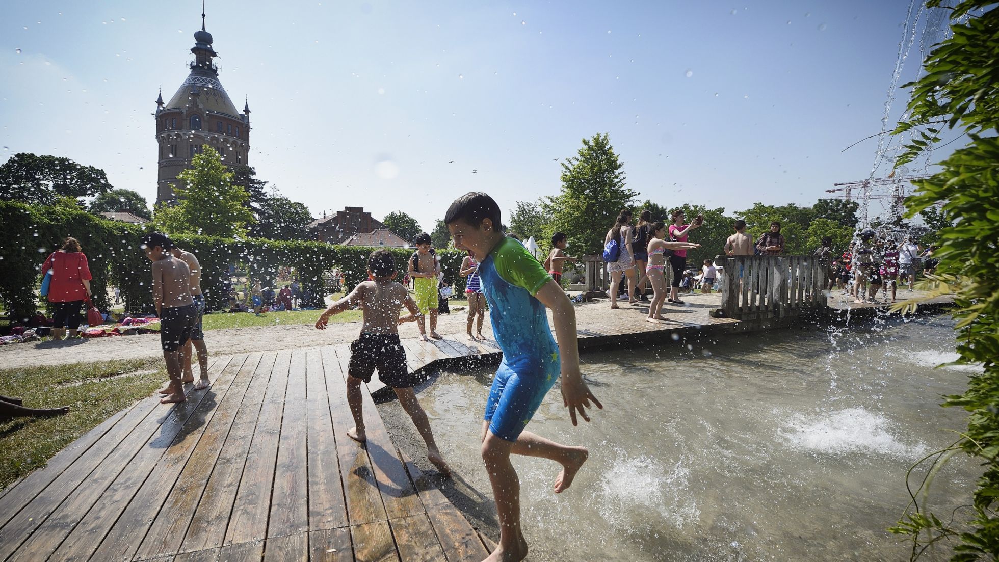 Junge läuft durch einen kleinen Wasserfall