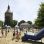 Sandspielplatz mit Rutsche, im Hintergrund Wasserturm