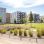Park, im Hintergrund moderne Wohnbauten