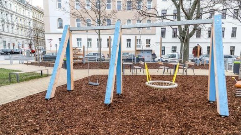 copyright: PID/Fürthner Schaukeln auf einem Spielplatz