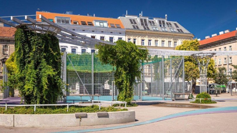 Parkanlage mit begrünten Wänden