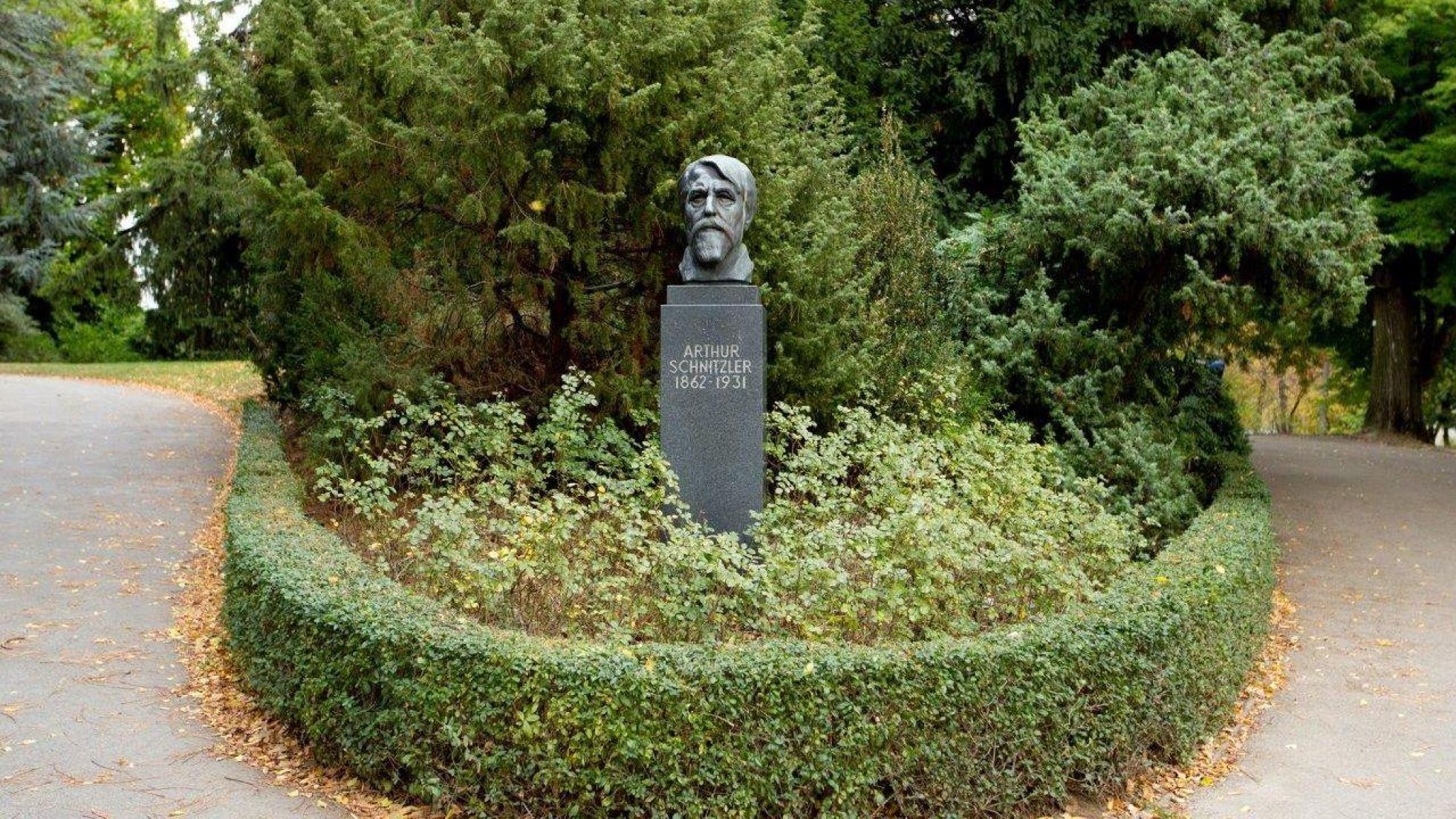 Büste in einem Park umringt von Pflanzen