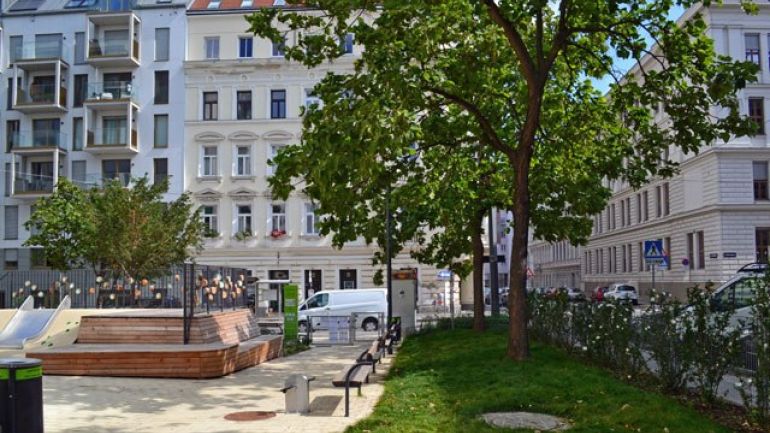 copyright: Wiener Stadtgärten Park mit Sitzbereich links und mit Grünstreifen und Bäumen rechts