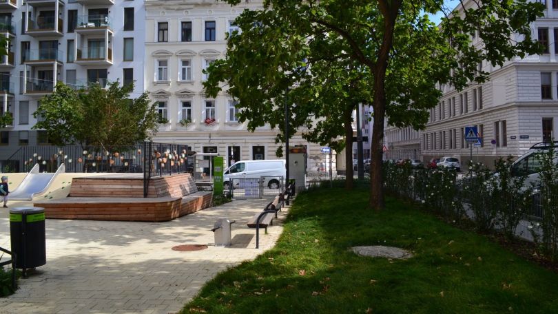 copyright: Wiener Stadtgärten Park mit Sitzbereich links und mit Grünstreifen und Bäumen rechts