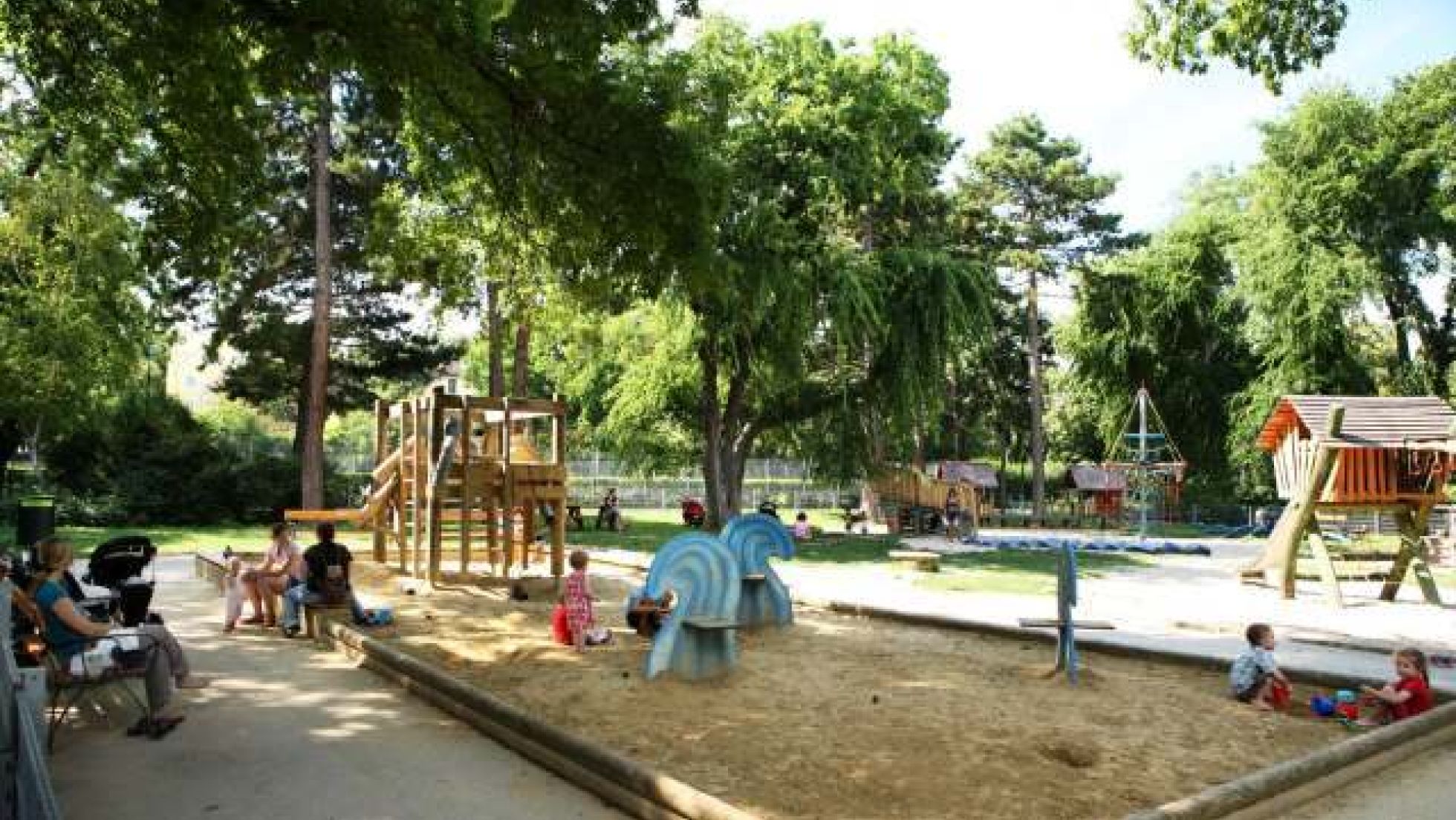 copyright: © Christian HOUDEK
Erikenstrasse 14
3032 Eichgraben
+43 664 301 26 96
foto@christianhoudek.at Eine Holzspielburg mit Rutsche und Sandkiste