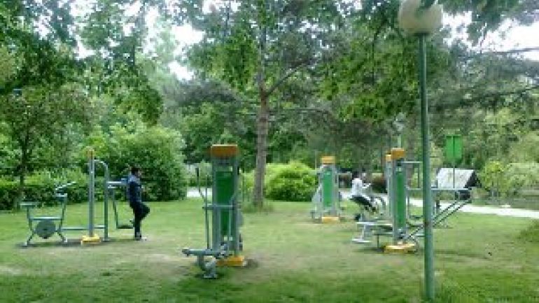 Ein Park mit Turngeräten