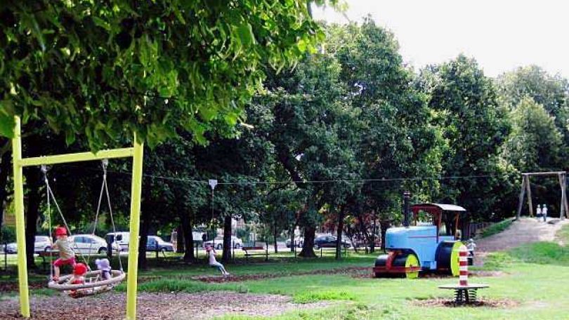 copyright: MA 42 Kinderspielplatz mit Schaukel, Seilrutsche und Spiel-Dampfwalze