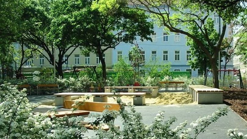 copyright: MA 42 Sandkiste inmitten blühender Sträucher und Schatten spendender Bäume