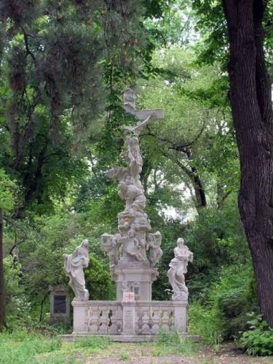 Skulptur im Gräberhain: Kreuzingungsgruppe