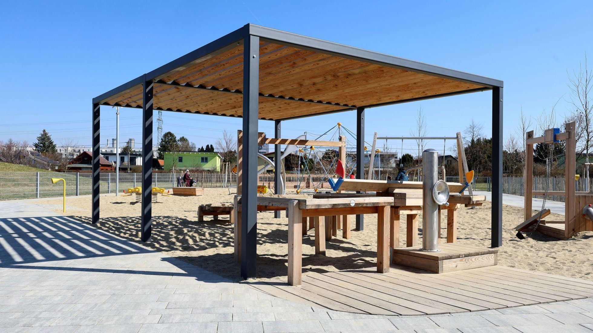 Pergola, Wasserspiel und Spielplatz