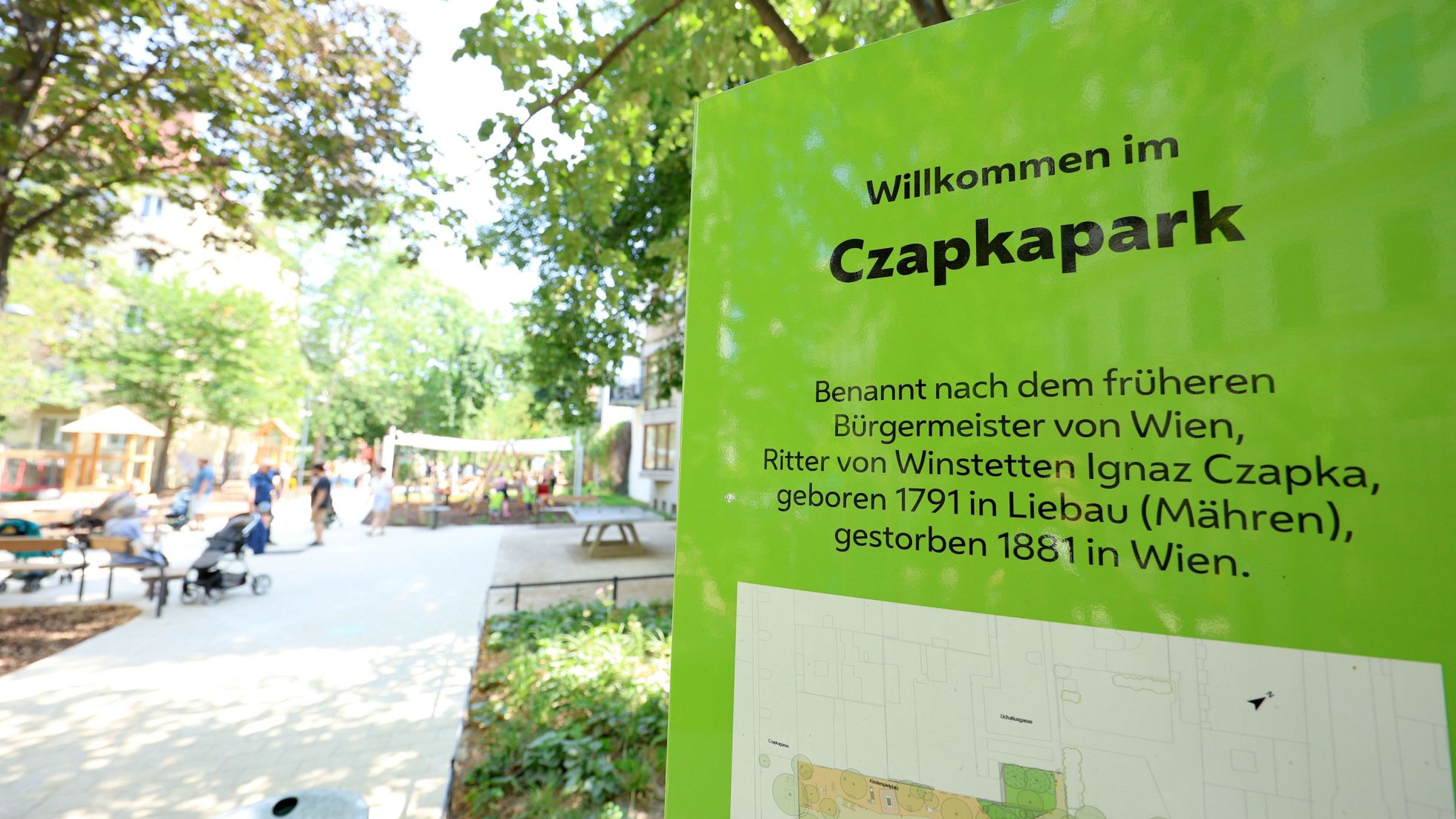 Tafel mit Erklärung eines Parknamens