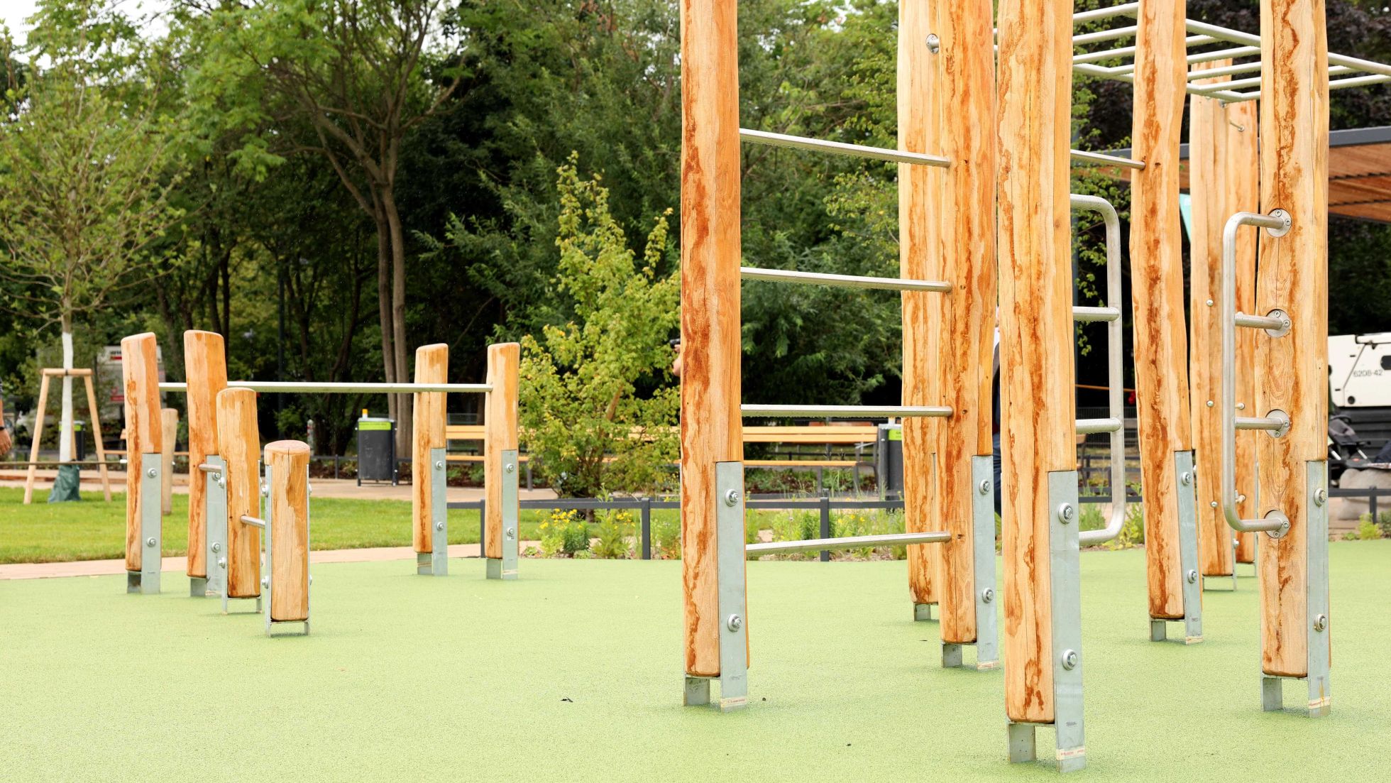 Fitnessgeräte - Reckstange und Sprossenleitern - in einer Parkanlage.