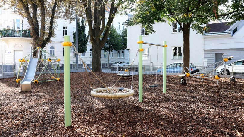 Kinderspielplatz mit Rutsche, Wippe und Schaukeln.