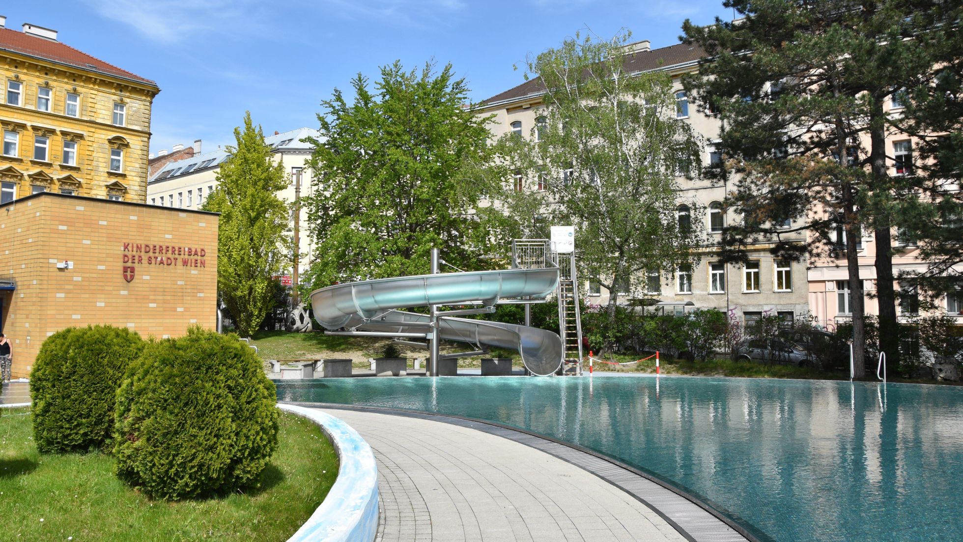 Freibad mit Wasserrutsche