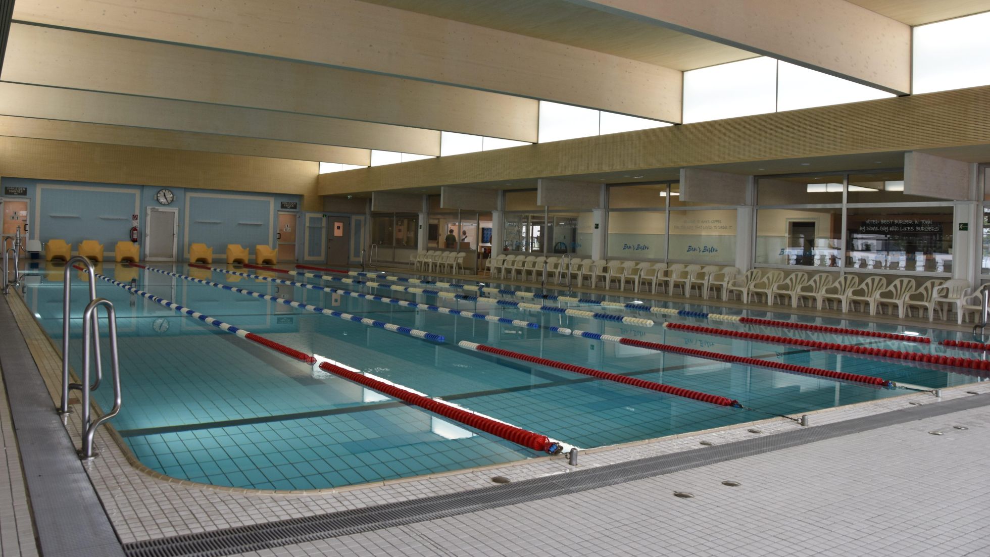 Schwimmbecken im Hallenbad mit abgetrennten Schwimmbahnen